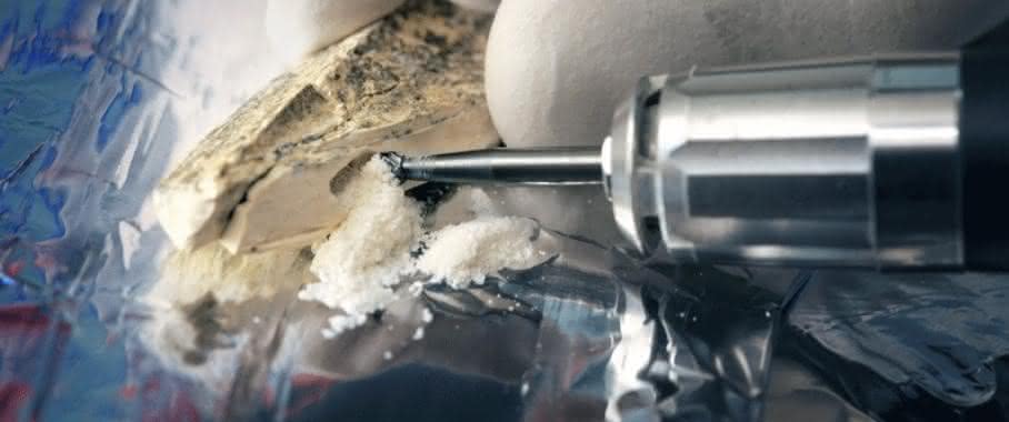 Bohren am Knochenfragment: Forscher benötigen nur winzige Mengen Knochenpulver für die Erbgutanalyse. (Bild: Frank Vinken)