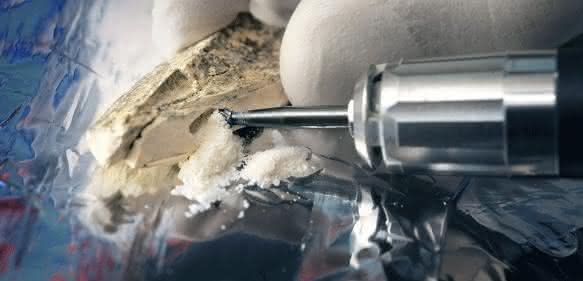 Bohren am Knochenfragment: Forscher benötigen nur winzige Mengen Knochenpulver für die Erbgutanalyse. (Bild: Frank Vinken)