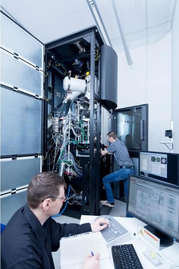Wissenschaftler bei Einstellarbeiten am Gerät im April 2016 in Heidelberg (Bild: Heiko Grandel) Wissenschaftler bei Einstellarbeiten am Gerät im April 2016 in Heidelberg (Bild: Heiko Grandel)