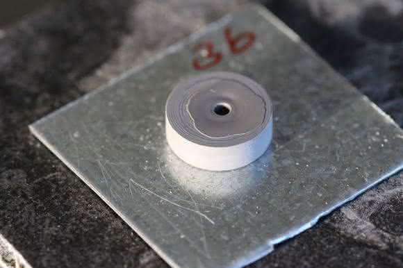 Befestigungs-Variante LiteWWeight: Befestigung auf Wabenstruktur und/oder porösen Bauteilen. Befestigungs-Variante LiteWWeight: Befestigung auf Wabenstruktur und/oder porösen Bauteilen.