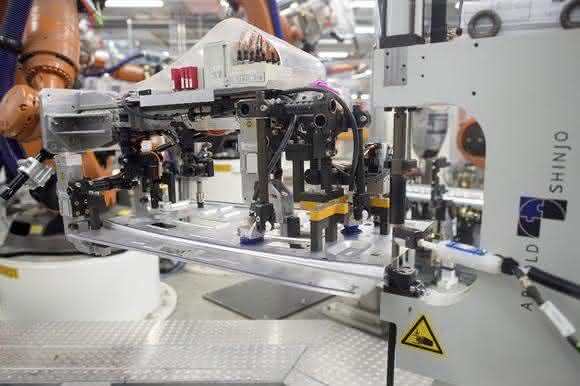 51 kleine Stahlnieten werden als Schweißpunkte für das Widerstandselemente-Schweißen in die Hutablage eingeprägt. (Bild: Volkswagen) 51 kleine Stahlnieten werden als Schweißpunkte für das Widerstandselemente-Schweißen in die Hutablage eingeprägt. (Bild: Volkswagen)