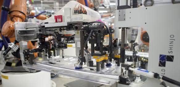 51 kleine Stahlnieten werden als Schweißpunkte für das Widerstandselemente-Schweißen in die Hutablage eingeprägt. (Bild: Volkswagen) 51 kleine Stahlnieten werden als Schweißpunkte für das Widerstandselemente-Schweißen in die Hutablage eingeprägt. (Bild: Volkswagen)