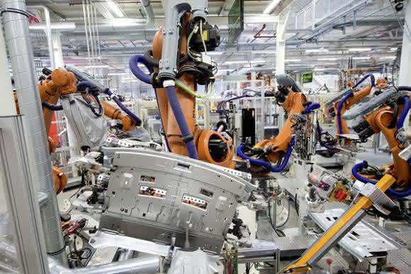 Produktion VW Passat: Beim Widerstandselementschweißen werden Aluminium und Stahl untrennbar miteinander verbunden. Produktion VW Passat: Beim Widerstandselementschweißen werden Aluminium und Stahl untrennbar miteinander verbunden. (Bild: Volkswagen)