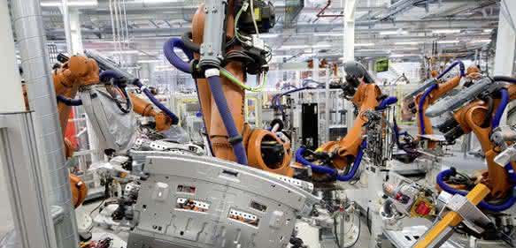 Produktion VW Passat: Beim Widerstandselementschweißen werden Aluminium und Stahl untrennbar miteinander verbunden. (Bild: Volkswagen)