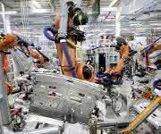 Produktion VW Passat: Beim Widerstandselementschweißen werden Aluminium und Stahl untrennbar miteinander verbunden. Produktion VW Passat: Beim Widerstandselementschweißen werden Aluminium und Stahl untrennbar miteinander verbunden. (Bild: Volkswagen)