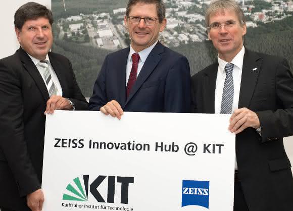 Professor Michael Kaschke, Vorsitzender des Konzernvorstandes der Carl Zeiss AG (Mitte), Professor Holger Hanselka, Präsident des KIT (rechts) und Professor Thomas Hirth, Vizepräsident des KIT für Innovation und Internationales (links). (Bild: KIT) Der Vorsitzender des Konzernvorstandes der Carl Zeiss AG, der Präsident des KIT und der Vizepräsident des KIT für Innovation und Internationales