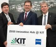 Professor Michael Kaschke, Vorsitzender des Konzernvorstandes der Carl Zeiss AG (Mitte), Professor Holger Hanselka, Präsident des KIT (rechts) und Professor Thomas Hirth, Vizepräsident des KIT für Innovation und Internationales (links). (Bild: KIT) Der Vorsitzender des Konzernvorstandes der Carl Zeiss AG, der Präsident des KIT und der Vizepräsident des KIT für Innovation und Internationales