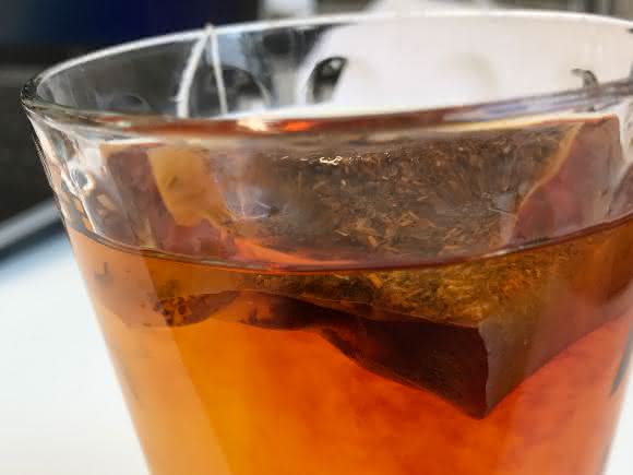 Natürliche Kontaminanten – wie z.B. Pyrrolizidinalkaloide (PA) in Tee – sind wenig bekannt in der Bevölkerung. (Bild: Weka Business Medien / SKO)