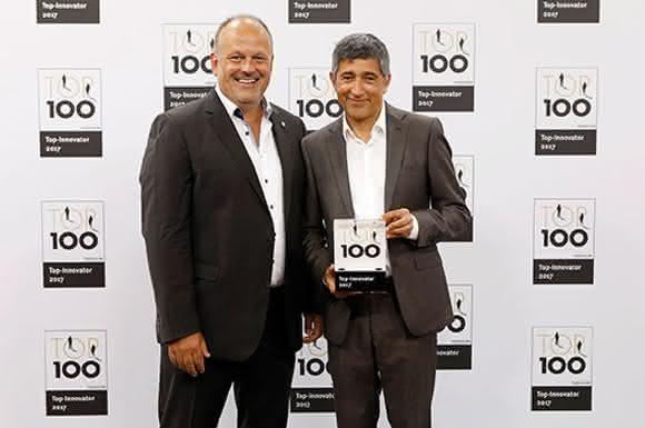 Ranga Yogeshwar übergibt Ehrung an Erhard Eble (Bild: Ika)