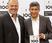 Ranga Yogeshwar übergibt Ehrung an Erhard Eble (Bild: Ika)