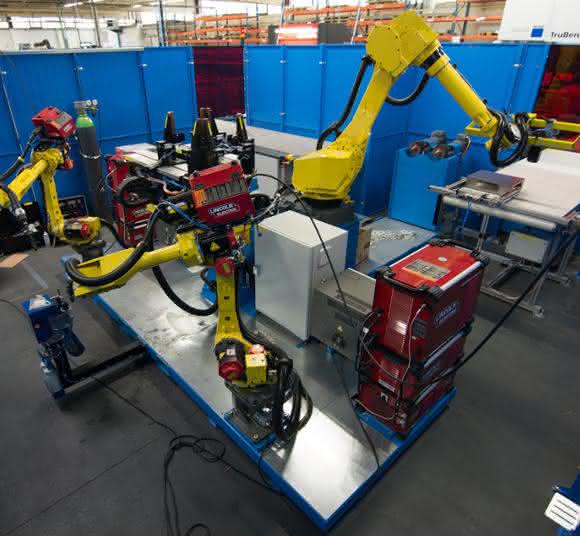 Roboter fertigen Stahlkästen Roboter fertigen Stahlkästen