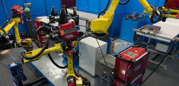 Roboter fertigen Stahlkästen