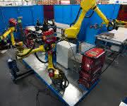 Roboter fertigen Stahlkästen