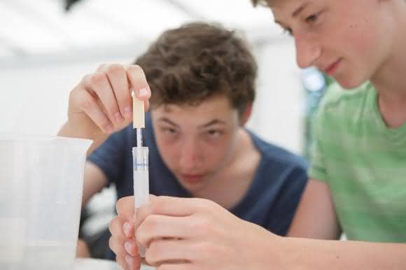 Sie haben sehr sorgfältig gearbeitet, die Bürgerinnen und Bürger: 98 Prozent aller Proben waren verwertbar. (Bild: BMBF/Wissenschaftsjahr 2016*17)