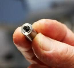 Um die engen Toleranzen von 0,02 mm einhalten zu können, setzt man bei Seeger Präzisionsdrehteile auf das AMS-System von Arno- Werkzeuge. Hier ein Bauteil für die Automobilbranche. Um die engen Toleranzen von 0,02 mm einhalten zu können, setzt man bei Seeger Präzisionsdrehteile auf das AMS-System von Arno- Werkzeuge. Hier ein Bauteil für die Automobilbranche.