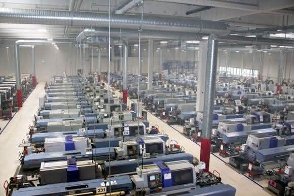 Rund 120 Maschinen, davon 90 Langdreher, stehen in der energetisch fast autarken Produktionshalle von Seeger. Rund 120 Maschinen, davon 90 Langdreher, stehen in der energetisch fast autarken Produktionshalle von Seeger.