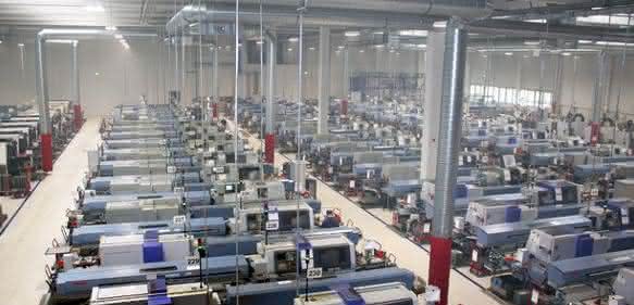 Rund 120 Maschinen, davon 90 Langdreher, stehen in der energetisch fast autarken Produktionshalle von Seeger. Rund 120 Maschinen, davon 90 Langdreher, stehen in der energetisch fast autarken Produktionshalle von Seeger.