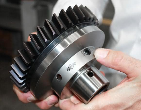 Das Hydrodehnspannfutter reduziert den radialen Passungsfehler des Werkzeugs – dies führt unter anderem zu höchster Präzision beim Verzahnungsstoßen. (Foto: Mapal) Das Hydrodehnspannfutter reduziert den radialen Passungsfehler des Werkzeugs – dies führt unter anderem zu höchster Präzision beim Verzahnungsstoßen. (Foto: Mapal)