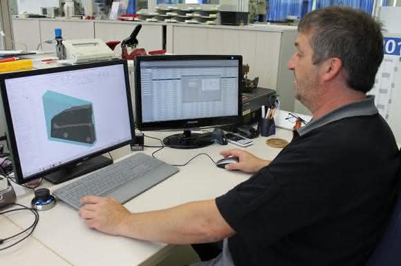 In der CAD-Konstruktion nutzt Bernd Steidten nun die Werkzeugdatenbank, um geeignete Werkzeuge zu finden. Eine direkte CAD/CAM-Schnittstelle ist in Planung. In der CAD-Konstruktion nutzt Bernd Steidten nun die Werkzeugdatenbank, um geeignete Werkzeuge zu finden. Eine direkte CAD/CAM-Schnittstelle ist in Planung.