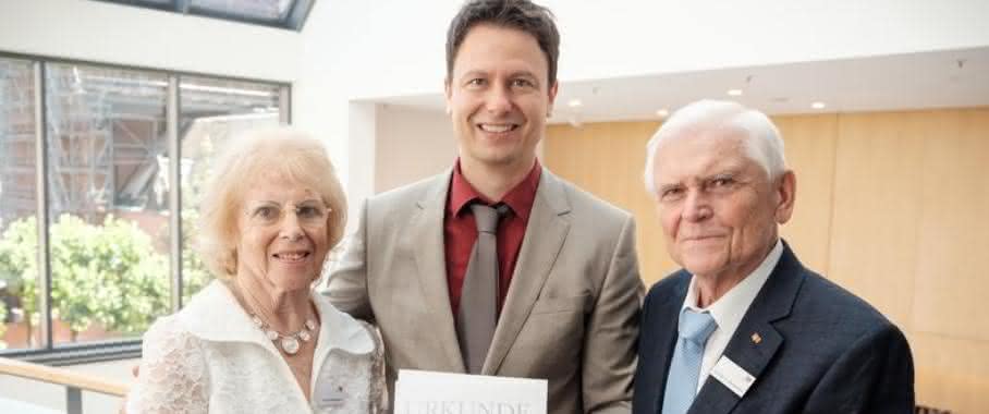 Preisträger PD Dr. Benjamin Meder mit dem Stifterehepaar Ursula und Wilhelm P. Winterstein (Bild: Universitätsklinikum Heidelberg) Preisträger PD Dr. Benjamin Meder mit dem Stifterehepaar Ursula und Wilhelm P. Winterstein