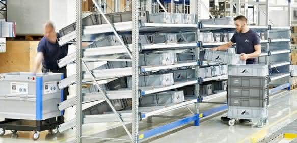 Das Kleinteilelager: Die Stückgut-Durchlaufregalsysteme werden von hinten bestückt, von vorn kann der Mitarbeiter die Teile entnehmen. Der Nachlauf der Behälter erfolgt selbstständig.