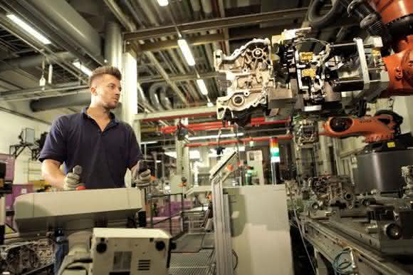 Der Mitarbeiter steuert den Roboter mittels Joystick, um dann in einer angenehmen Körperhaltung die Bauteile auf Fehler prüfen zu können.