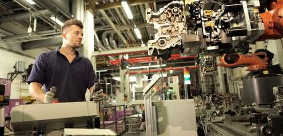Der Mitarbeiter steuert den Roboter mittels Joystick, um dann in einer angenehmen Körperhaltung die Bauteile auf Fehler prüfen zu können.