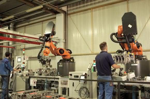 Es stehen zwei Kuka-Roboter aus der KR-Quantec-Serie für den Prüfvorgang der Kurbelgehäuse an der Linie.
