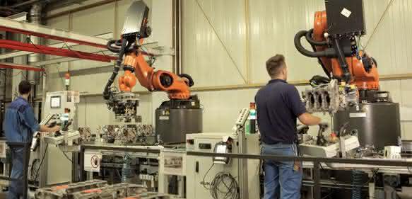Es stehen zwei Kuka-Roboter aus der KR-Quantec-Serie für den Prüfvorgang der Kurbelgehäuse an der Linie.