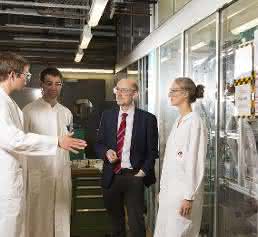 Jens Dreimann, Michael Jokiel, Prof. Dr. Kai Sundmacher und Stefanie Markstein (v.li.) besprechen am Versuchsreaktor die letzten Details vor dessen Überführung nach Dortmund. (Bild: Harald Krieg/Universität Magdeburg) Besprechung am Versuchsreaktor