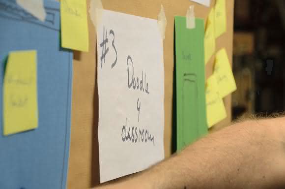 Ideen sammeln an der Pinwand (Bild: commons-wikimedia_edulabsde) Ideen sammeln an der Pinwand (Bild: commons-wikimedia_edulabsde)
