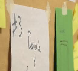 Ideen sammeln an der Pinwand (Bild: commons-wikimedia_edulabsde) Ideen sammeln an der Pinwand (Bild: commons-wikimedia_edulabsde)