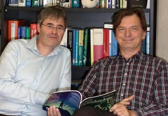 Professor Dr. Lars-Oliver Essen (rechts) und Dr. Christof Taxis erforschen im Verbund „MELICOMO“, wie Gene mittels Licht gesteuert werden können. (Foto: Julian C. Essen) Professor Dr. Lars-Oliver Essen (rechts) und Dr. Christof Taxis