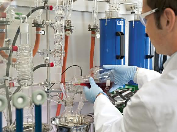 Ein Chemietechniker bereitet bei BASF eine Reaktionsapparatur für die Synthese neuer halbleitender Graphenmaterialien vor.