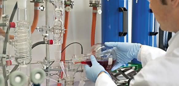 Ein Chemietechniker bereitet bei BASF eine Reaktionsapparatur für die Synthese neuer halbleitender Graphenmaterialien vor.