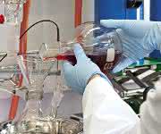 Ein Chemietechniker bereitet bei BASF eine Reaktionsapparatur für die Synthese neuer halbleitender Graphenmaterialien vor.