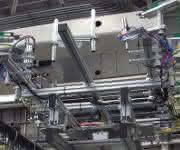 A special solution for the clean removal of sprues from two products was quickly realized. (Image: Fipa)