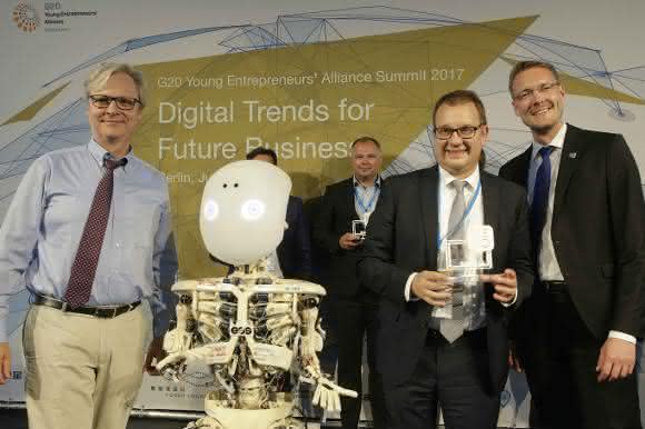 Im Bild (v.l.n.r.): Dr. Martin Wansleben, CEO Association of the German Chamber of Commerce and Industry (DIHK); Thomas Genz, Leiter Marketing bei Rhenus Lub; Carsten Lexa, G20 YEA President for Germany.