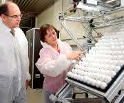 Prof. Dr. Almuth Einspanier erklärt Bundeslandwirtschaftsminister Christian Schmidt ihr Verfahren zur Geschlechtsbestimmung von Küken im Ei Prof. Dr. Almuth Einspanier und Bundeslandwirtschaftsminister Christian Schmidt