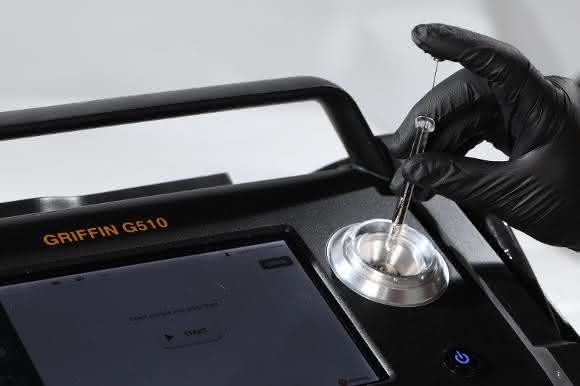 Probeneintrag mit Spritze beim Griffin G510
