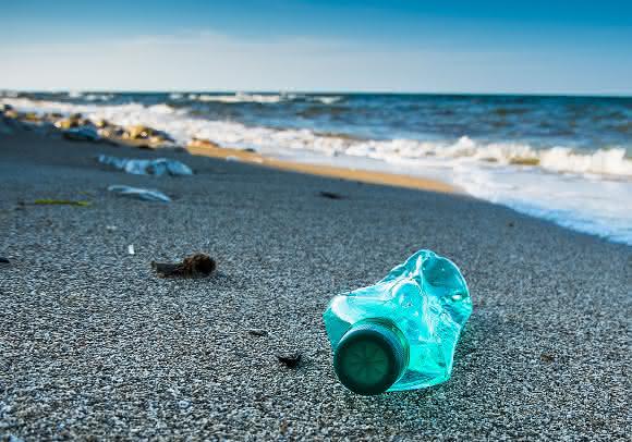 Plastikflasche am Strand: Plastik am Strand