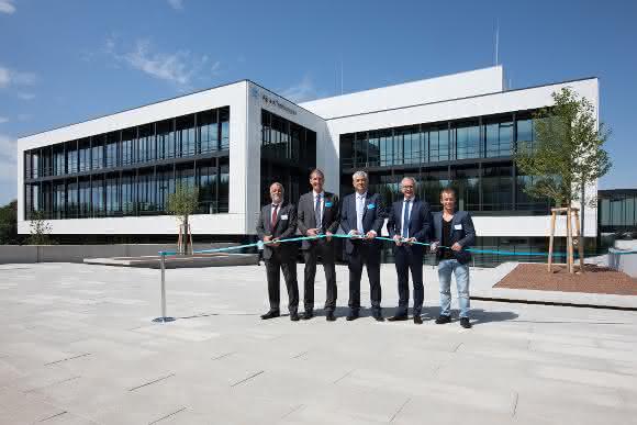 Agilent Management und Ehrengäste beim Durchschneiden des Bandes