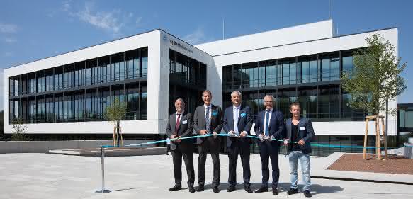 Bürgermeister Franz Masino, Agilent-Vorstand Life Sciences Patrick Kaltenbach, Agilent Deutschland-Chef Manfred Seitz, Landrat Dr. Christoph Schnaudigel und Promi-Gast Fabian Hambüchen vor dem Agilent Kunden- und Technologiezentrum. (Bild: Agilent Technologies) Agilent Management und Ehrengäste beim Durchschneiden des Bandes