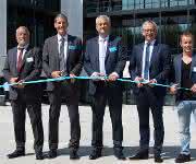 Bürgermeister Franz Masino, Agilent-Vorstand Life Sciences Patrick Kaltenbach, Agilent Deutschland-Chef Manfred Seitz, Landrat Dr. Christoph Schnaudigel und Promi-Gast Fabian Hambüchen vor dem Agilent Kunden- und Technologiezentrum. (Bild: Agilent Technologies) Agilent Management und Ehrengäste beim Durchschneiden des Bandes