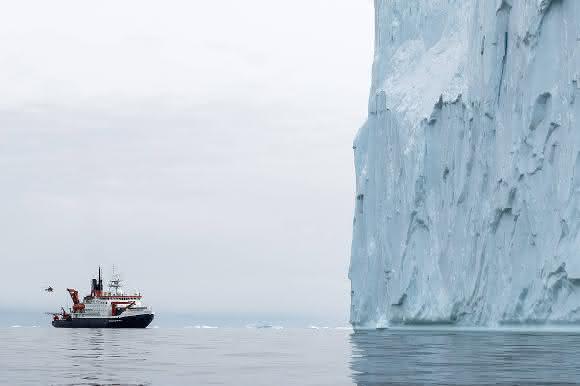 Schiff vor Eisberg