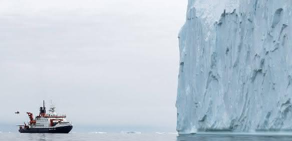 Der deutsche Forschungseisbrecher Polarstern nahe eines Eisbergs in der Pine Island-Bucht, Amundsenmeer. (Foto: Thomas Ronge) Schiff vor Eisberg
