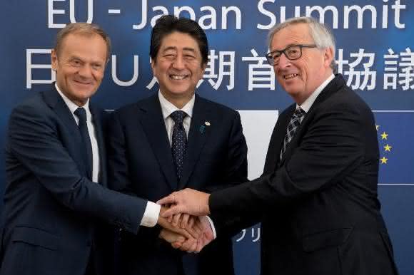 Donald Tusk, Shinzō Abe und Jean-Claude Juncker in Brüssel beim EU-Japan-Gipfel
