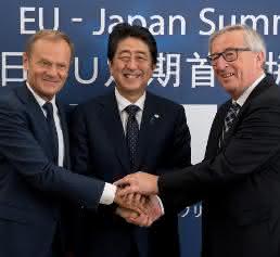 Donald Tusk, Shinzō Abe und Jean-Claude Juncker in Brüssel beim EU-Japan-Gipfel