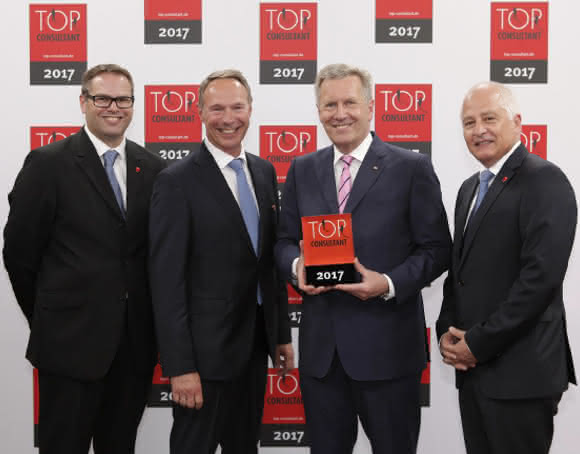Christian Wulff mit ams-Beratern Beste Mittelstandsberater 2017: ams.Solution ausgezeichnet