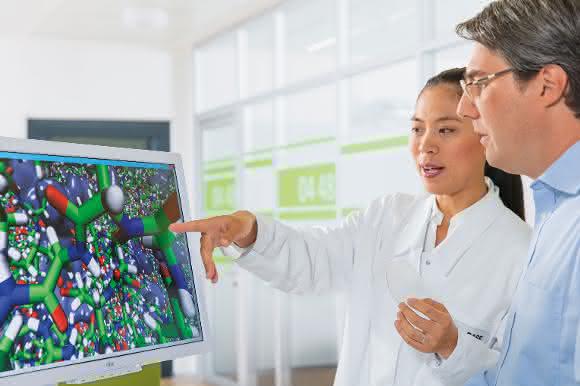 Dr. Fangfang Chu und Dr. Eduard Schreiner diskutieren über die Computersimulation einer Mikroverkapselung (Bild: BASF) Dr. Fangfang Chu und Dr. Eduard Schreiner diskutieren